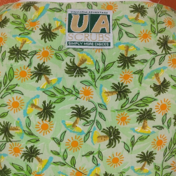 Palm Tree Print Scrub Top Size Small - Picture 5 of 5